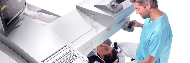 Mit dem Miniatur-Joystick 812 kann der Arzt den Femtosekundenlaser exakt am Auge des Patienten positionieren.