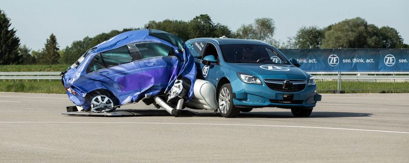 Das Pre-Crash-System mit externem Seitenairbag von ZF Friedrichshafen.