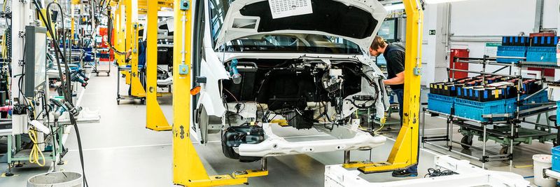 Künstliche Intelligenz kann künftig in vielen Bereichen der Industrie eingesetzt werden, beispielsweise für die Steuerung automatisierter und teilautomatisierter Prozesse.