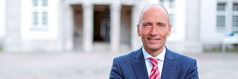 Der Autor: Prof. Dr. Volker Gruhn gründete 1997 die Adesso AG mit und ist heute Vorsitzender des Aufsichtsrats. Er ist Inhaber des Lehrstuhls für Software Engineering an der Universität Duisburg-Essen.