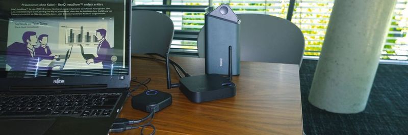 Das Starterkit von Benq Instashow WDC10 besteht aus dem Empfänger, zwei Sendern und einer Aufbewahrungsbox.