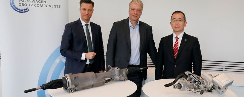 Kooperieren von nun an: Thomas Schmall, Chef der Konzern Komponente, Stefan Sommer, Vorstand bei Volkswagen, und Masatada Fumoto, CEO von NSK Europe (v.l.).
