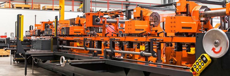 Mit dieser Maschine von Amba ist es erstmals gelungen, 300 mm lange Vollgewindeschrauben mit 10 mm Durchmesser auf einer Anlage zu fertigen.