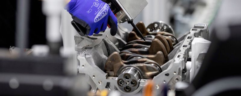 Blick in die Fertigung des M 139 bei Mercedes-AMG.