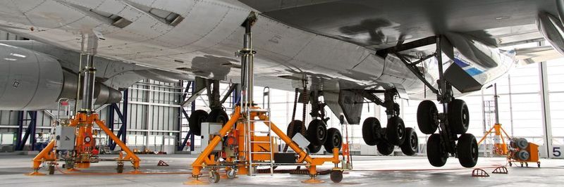 Dreibockheber von Hydro für die Flugzeug- und Triebwerks-Wartung sind mit stahlgeschweissten Schwerlastrollen LSD-Seth von Blickle ausgestattet.