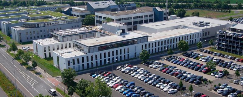 Am Sitz der Division E-Mobility in Schweinfurt ist ein neues Gebäude für die Verwaltung, die Entwicklung und den Vertrieb entstanden. Es bietet Platz für 520 Mitarbeiter.