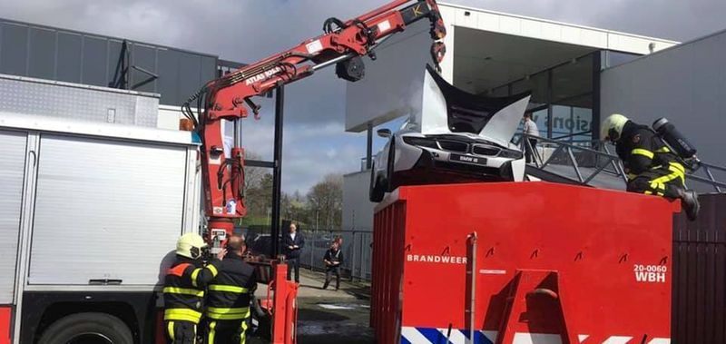 Im April begann im Ausstellungsraum eines BMW-Händlers plötzlich ein i8 mit Plug-in-Hybridantrieb zu rauchen. Die Feuerwehr ersäufte das Luxuscoupé kurzerhand in einem Container.