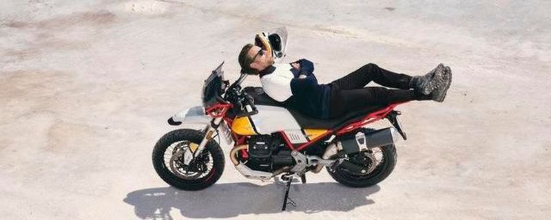 Die Beziehung von McGregor und Moto Guzzi setzt sich ab sofort in einer einzigartigen Kooperation fort, bei der der Schauspieler wieder als Botschafter, diesmal für die neue V85 TT, auftritt.