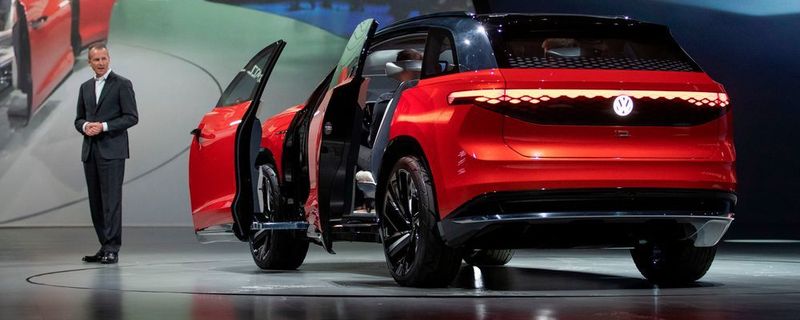 Herbert Diess präsentiert den ID Roomzz in Schanghai. Der VW-Chef stellt die Entwicklung selbstfahrender Systeme neu auf.