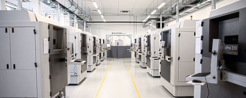 Im On-Demand-AM-Center von 3D Systems in Pinerolo arbeiten mehr als 30 3-D-Drucker für Kunststoffe. Die Mehrzahl der Anlagen nutzt die Verfahren SLS und SLA.
