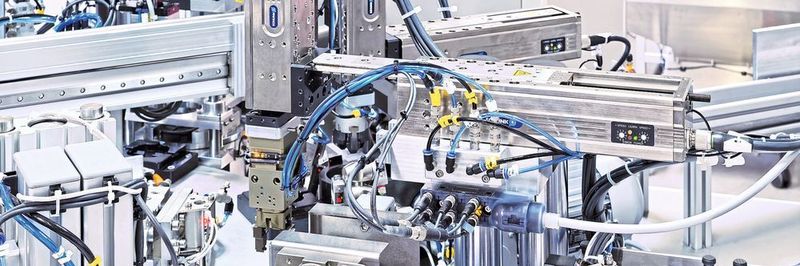 Schunk-ELP-Linearmodule bauen sehr kompakt. In dieser Dichtheitsprüfanlage zählen zudem Geschwindigkeit und Präzision.