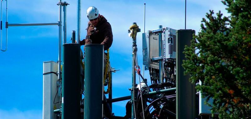 Arbeiten an einem Mobilfunkmasten: Nach mehr als 12 Wochen ist die Auktion der 5G-Mobilfunkfrequenzen zu Ende. Die Deutsche Telekom, Vodafone, Telefónica und Drillisch zahlen insgesamt knapp 6,6 Milliarden Euro.