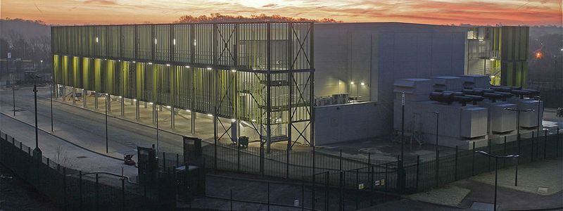 Das Rechenzentrum Kao Data London One; gut erkennbar: die Kühlanlagen von der Fläkt Group an der Außenmauer.