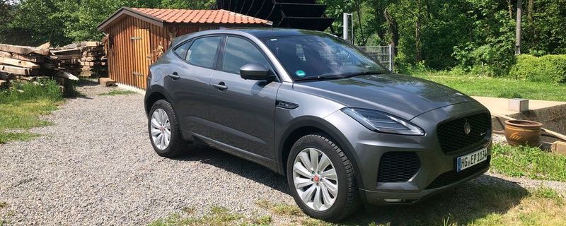 Der Jaguar E-Pace sieht dem F-Pace zum Verwechseln ähnlich. Wir haben das kleinere der beiden SUV´s mit dem Vier-Zylinder-Turbobenziner mit 183 kW/250 PS getestet.