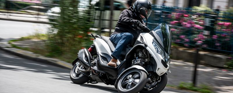 Der Piaggio MP3 300 hpe soll insbesondere jüngere und (fahr)aktivere Menschen auf die Seite der Neigetechnik-Scooter ziehen.