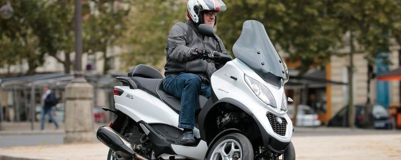 Die Topversion des Piaggio MP3 hat nun einen Rückwärtsgang.