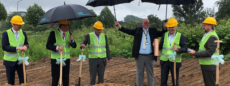 Die Grundsteinlegung für das Rechenzentrum von Colt DCS in Frankfurt-Sossenheim erfolgte bei echtem Sauwetter. Trotzdem war die Simmung gut - (v.l.) David Goth (Colt DCS), Oliver Schwebel, Frankfurter Wirtschaftsförderung GmbH, Reinhard Fröhlich (IHK Frankfurt a. M.) Detlef Spang (CEO Colt DCS) und Norbert Loch (Director – MEP bei TTSP HWP)