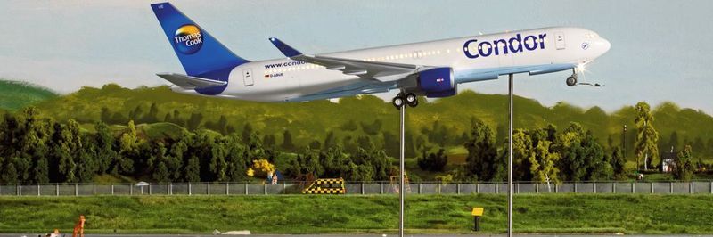 Eines von 52 Flugzeugmodellen hebt vom Knuffingen Airport ab.