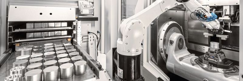 Roboter im Automatikbetrieb - mit zahlreichen Rohlingen auf den Matrizenablagen in den Teleskopschubladen im Speichermodul.