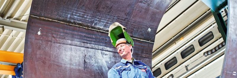 Die von Reiman rundgewalzten Bleche haben beeindruckende Dimensionen. Auf der Rundbiegemaschine von Hezinger können Stärken bis 22 mm verarbeitet werden.