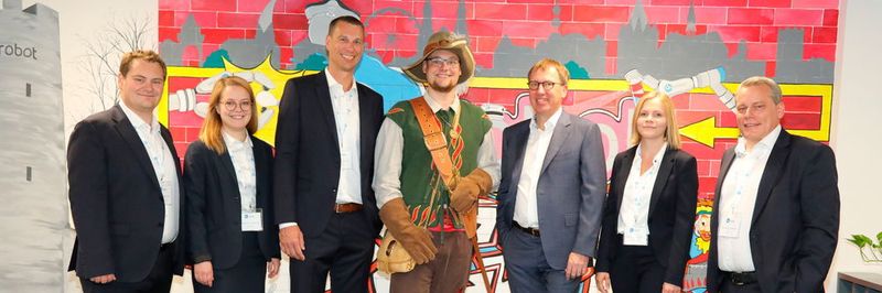 Das Onrobot-Team des neuen Standorts feierte gemeinsam mit dem Soester Stadtmaskottchen Jägerken die Eröffnung der ersten deutschen Niederlassung.