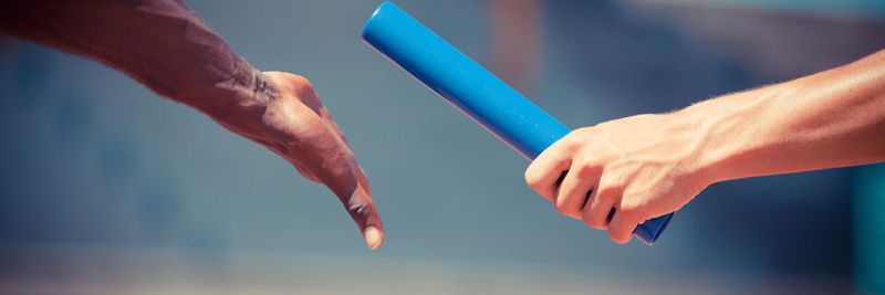 Relay heißt Staffel und versinnbildlicht, wie Aufgaben von Nutzer zu Nutzer weitergereicht werden.