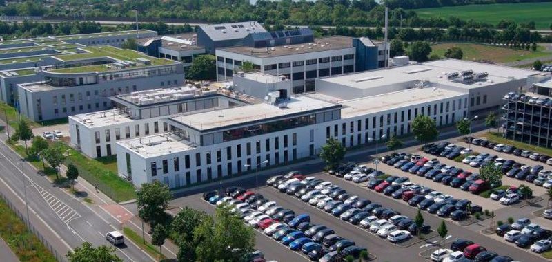 Am Sitz der Division E-Mobility in Schweinfurt hat ZF ein neues Gebäude für die Bereiche Verwaltung, Entwicklung und Vertrieb eröffnet. Dort sind Arbeitsplätze für rund 520 Mitarbeiter entstanden.