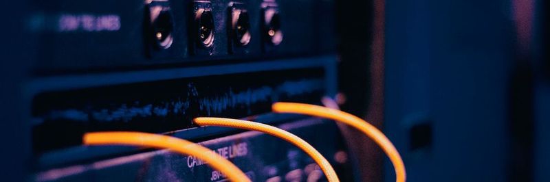 Offene Schnittstellen und allgemein verfügbare Technologien stellen neue Herausforderungen an die Sicherheit der Netzwerkinfrastruktur dar. Das gleiche gilt für das Hinzufügen von Milliarden nicht verifizierter Geräte, die zum Erfassen und Steuern in der physischen Welt verwendet werden.