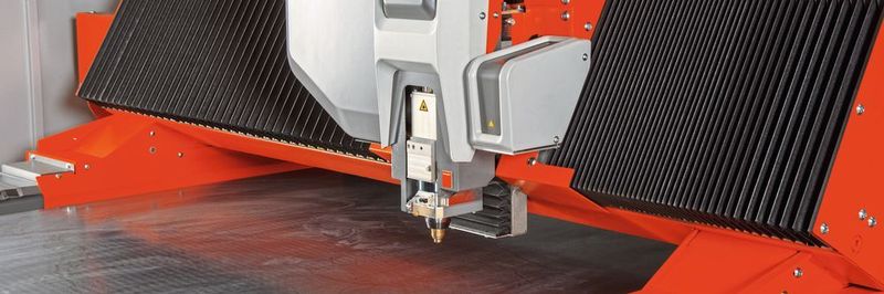 Schlank, sicher, wirtschaftlich: optimierter Schneidkopf mit integrierten Bauelementen und verbesserter Kühlung für Faserlaser mit 12 kW Leistung.