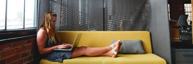 Die Generation Z und Millennials mögen es bequem beim Arbeiten. Sie ziehen sich gerne in andere Räume mit bequemerer Ausstattung wie Couch oder gepolsterten Stühlen zurück.