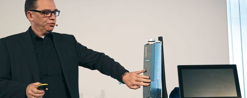 Uwe Ruttkamp, Leiter Machine Tool Systems des Siemens-Bereichs Digital
Industries, präsentiert die neue Werkzeugmaschinensteuerung Sinumerik One,
die es zum Einbau in den Schaltschrank und als PC-Panel-Version gibt.
