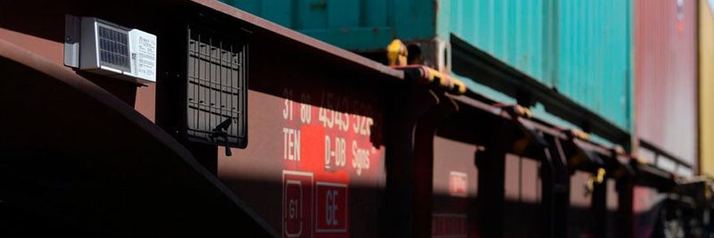 Eine Wagon-Intelligence-Telematikeinheit an einem Containertragwagen. Bereits über 25.000 Wagen wurden damit ausgerüstet. Die gesamte Flotte folgt bis 2020.