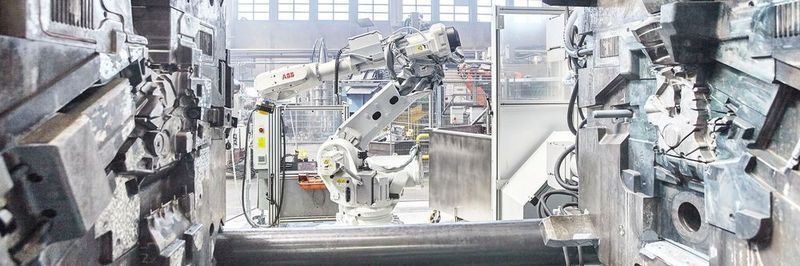 ABB robots prove themselves in foundry environments not only through their performance and flexibility. The Foundry Plus and Foundry Prime protection versions ensure durability and robustness under the harshest conditions.