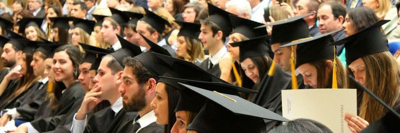Banken und Beratungsunternehmen haben in der Gunst der Studierenden spürbar verloren. Diese zieht es je nach Fachbereich in die (Automobil-)Industrie und zu IT-Konzenen wie Apple, Microsoft oder Google.
