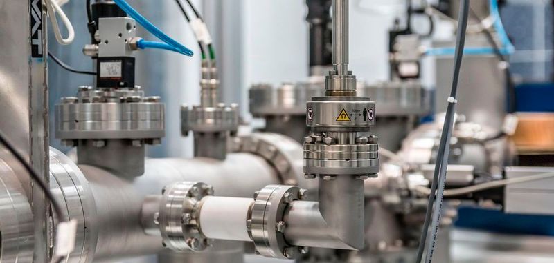 Der Durchfluss in Industrieanlagen lässt sich mit Ultraschall messen. Allerdings muss der Anwender auf das Zusammenspiel aller beteiligten Komponenten achten.