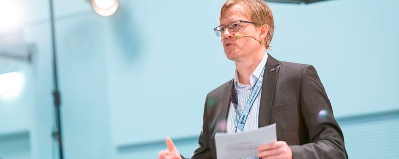 „Mindestens wöchentlich erreichen uns in der Redaktion widersprüchliche Aussagen zum Antrieb der Zukunft. Es gibt nur Entweder-oder, kein Sowohl-als-auch. Eine Gesamtschau findet nicht statt“, sagt »Automobil Industrie«-Chefredakteur Claus-Peter Köth.