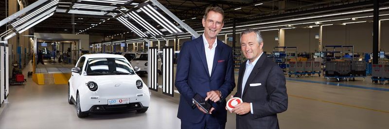 E.Go setzt auf 5G (v.l.): Prof. Schuh, CEO E.Go Mobile AG und Hannes Ametsreiter, CEO Vodafone Deutschland.