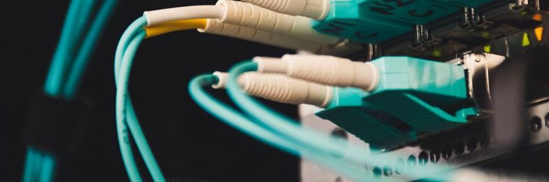 Industrie 4.0 ist durch eine umfassende Vernetzung von Maschinen und Unternehmenseinheiten sowie durch Automatisierung gekennzeichnet. Zu den großen Playern auf diesem Markt gehört Huawei.