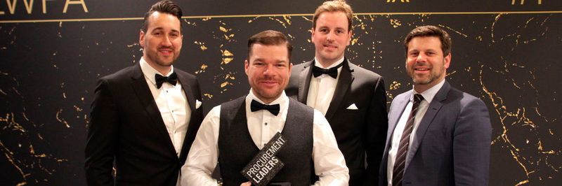 Die Scoutbee-Gründer (v. l.) Dr. Christian Heinrich, Gregor Stühler, Fabian Heinrich und Lee Galbraith bei der Verleihung des World-Procurement-Awards in London.