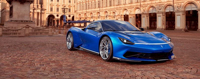 Das neue Design des Pininfarina Battista verzichtet auf den schmalen Lüftungsschlitz in der Front.
