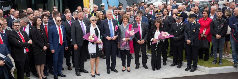 Prof. Dr. Friedhelm Loh, Inhaber und Vorstandsvorsitzender der Friedhelm Loh Group (Mitte), seine Frau Debora Loh (links neben ihm), Dr. Karl-Ulrich Köhler, CEO Rittal International (links), sein Frau Gabriele Köhler (rechts neben Prof. Loh) sowie Marco Villa, CEO von Rittal Italien (rechts) und seine Frau Raffaella Villa (rechts neben ihm) eröffnen den neuen Rittal und Eplan Standort in Italien.