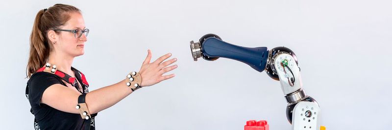 Ein modularer Roboterbaukasten der TU München soll es wesentlich einfacher machen, einen kollaborativen Roboter zu installieren. Für die fertige Anwendung sind die Marker, die die Person im Bild trägt, nicht mehr nötig.