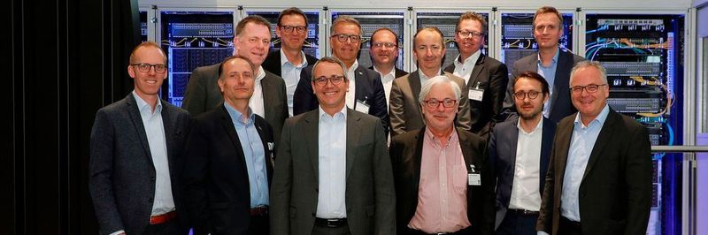 Atos, Siemens und Rittal arbeiten zusammen. Angeboten werden Edge-Datacenter-Lösungen für IoT-Anwendungen in Smart Industries mit hohem Echtzeit-Datenaufkommen.