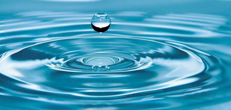 Derzeit sind in Deutschland etwa 400 Brennstoffzellenautos zugelassen, die zwar nicht Wasser, aber Wasserstoff tanken – und dieser wird zum Beispiel mittels Elektrolyse aus Wasser hergestellt.