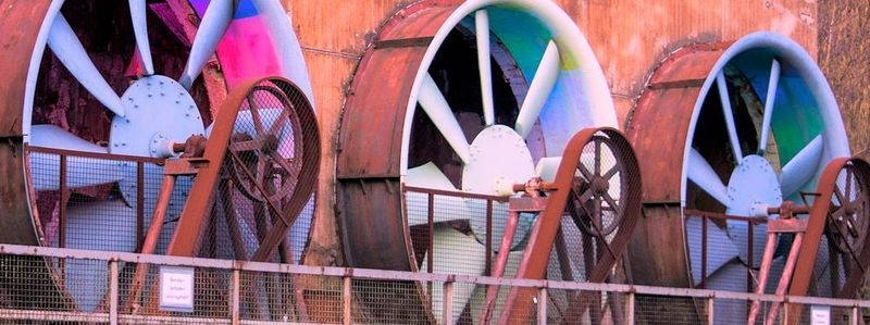 Eine Warmwasserkühlung mit einer Vorlauftemperatur von 40 °C kühlt energieeffizienter als andere Systeme. Was in wissenschaftlich betriebenen Rechenzentren allmählich Schule macht, sollte auch ein Konzept für den allgemeinen Einsatz sein.