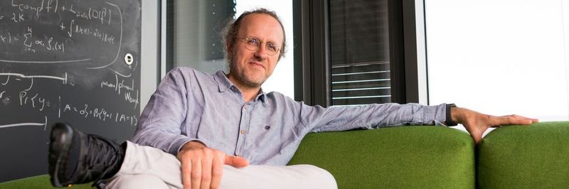 Schölkopf erklärt: „Kl ist im Spiel, wenn das Smartphone abgespeicherte Fotos automatisch nach Gesichtern und Themen wie Urlaub gruppiert oder Texte von einer Sprache in eine andere übersetzt.“