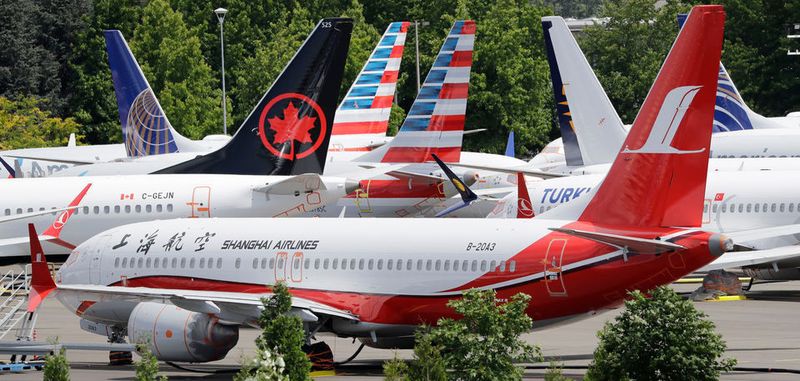 Dutzende von geparkten Boeing 737 MAX-Flugzeugen drängen sich auf einem Parkplatz neben dem Boeing-Feld. Die Flug- und Startverbote für Maschinen des Typs Boeing 737 MAX dauern weiterhin an. Zu den bereits bekannten Problemen wurde nun ein neues Softwareproblem gefunden, dass ebenfalls die Nase des Flugzeugs automatisch nach unten drücken könnte.