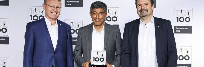 BGS Geschäftsführer, Dr. Andreas Ostrowicki (l) und Stefan Semmel, Leiter Prozesse und Technik, nahmen die Auszeichnung von Top-100-Mentor, Ranga Yogeshwar, entgegen.