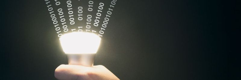 Hinter Li-Fi steckt eine Technologie, die es erlaubt, eingebettete Daten mithilfe von speziell entwickelten LED-Glühbirnen mit Signalverarbeitungstechnologie durch einen Lichtstrahl mit ultrahoher Geschwindigkeit an einen Fotodetektor zu senden.