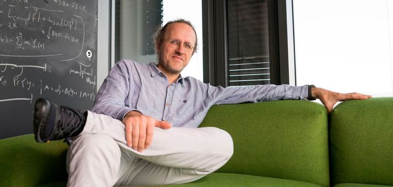 Schölkopf erklärt: „Kl ist im Spiel, wenn das Smartphone abgespeicherte Fotos automatisch nach Gesichtern und Themen wie Urlaub gruppiert oder Texte von einer Sprache in eine andere übersetzt.“